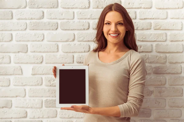 Schöne Frau mit Gadget — Stockfoto