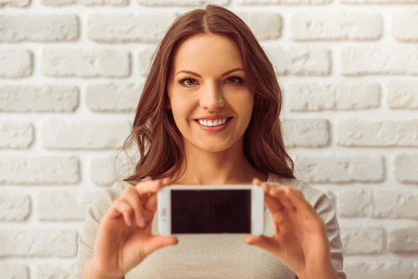 Schöne Frau mit Gadget — Stockfoto