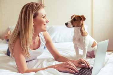 güzel bir kız ile köpek