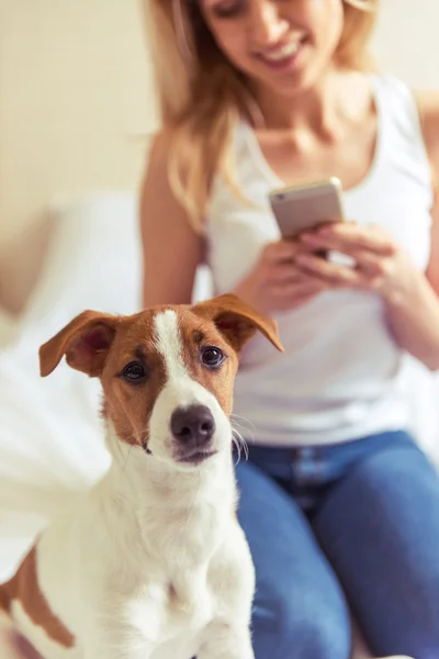 Vacker flicka med hund — Stockfoto