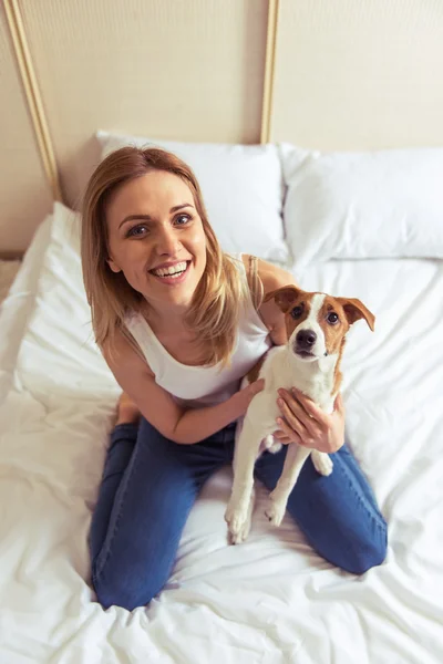 Bella ragazza con cane — Foto Stock