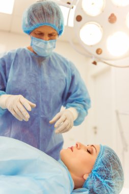 cerrah iş başında