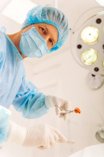 Chirurg w pracy — Zdjęcie stockowe