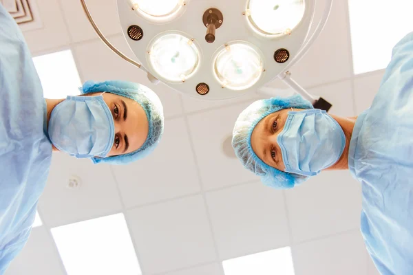 Cirujanos de equipo trabajando — Foto de Stock