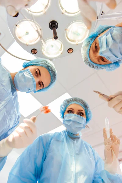 Cirujanos de equipo trabajando — Foto de Stock