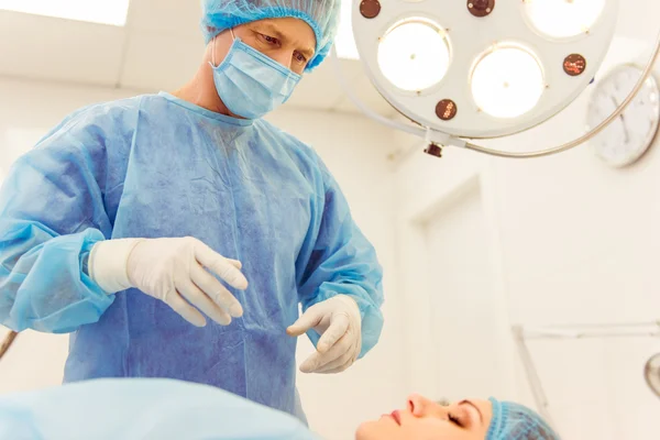 Chirurg w pracy — Zdjęcie stockowe