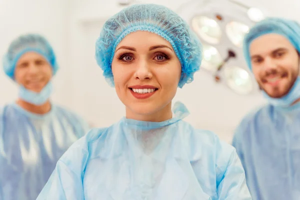 Cirujanos de equipo trabajando — Foto de Stock