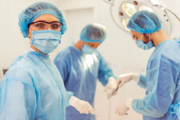 Zespół chirurgów w pracy — Zdjęcie stockowe