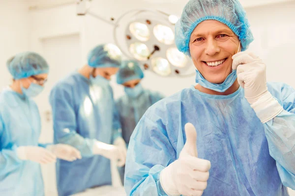 Cirurgiões de equipa a trabalhar — Fotografia de Stock