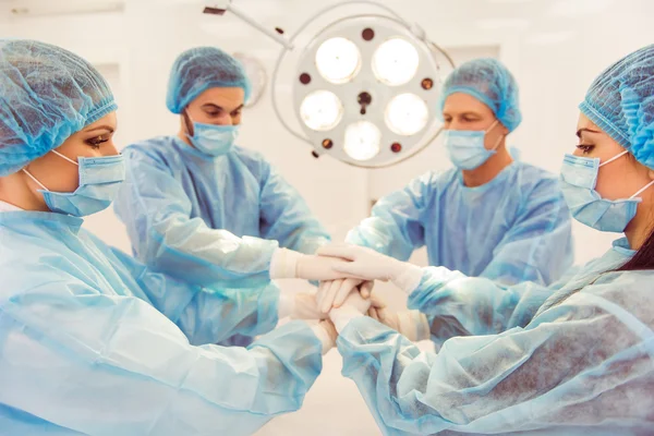 Takım cerrahlar iş başında — Stok fotoğraf