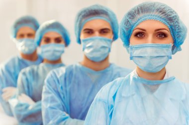 Takım cerrahlar iş başında