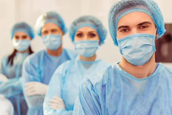 Cirurgiões de equipa a trabalhar — Fotografia de Stock