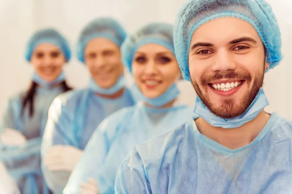 Cirujanos de equipo trabajando — Foto de Stock