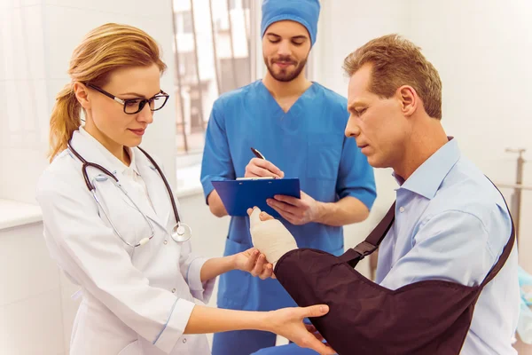 Médicos y pacientes — Foto de Stock