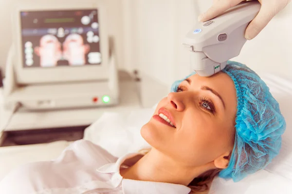 Femme à l'examen médical — Photo