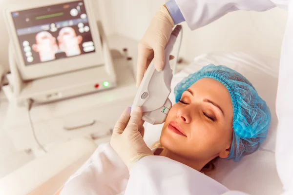 Vrouw op medisch onderzoek — Stockfoto