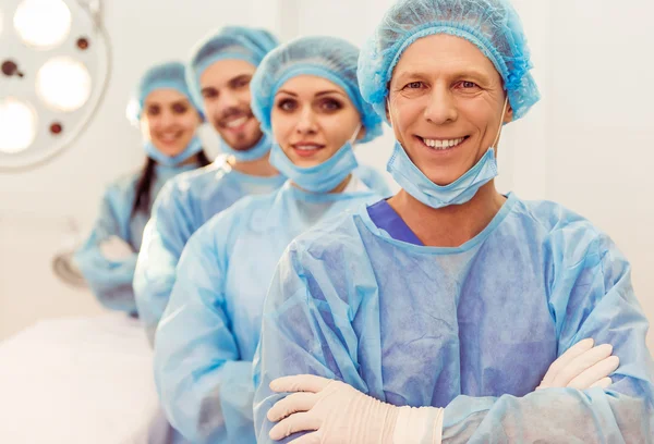 Teamchirurgen bei der Arbeit Stockbild
