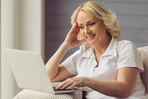 Vacker gammal kvinna — Stockfoto