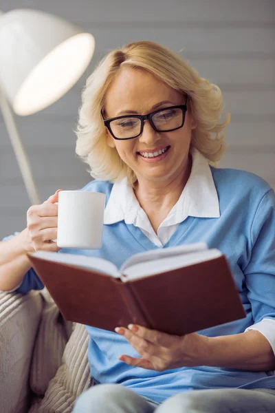 Schöne alte Frau — Stockfoto