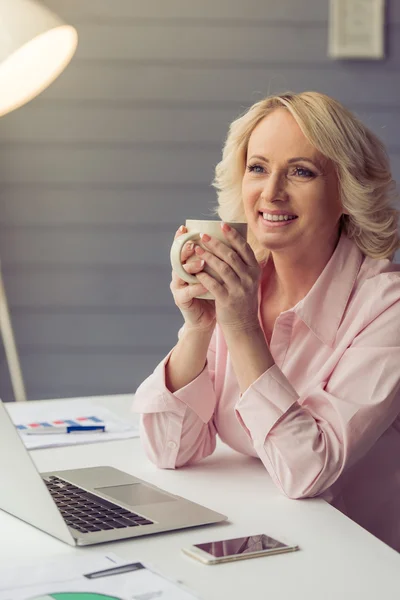 Bella vecchia donna che lavora — Foto Stock