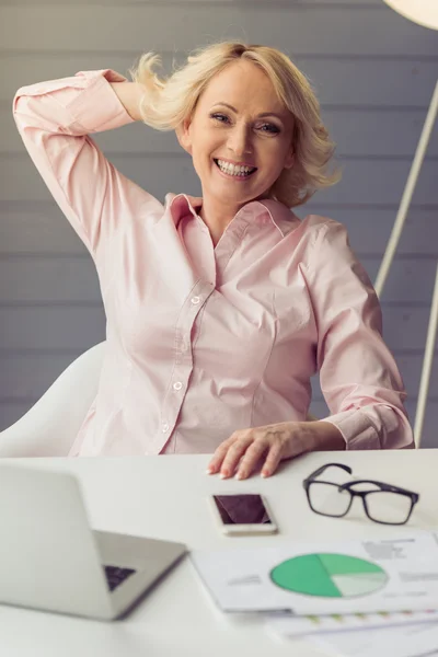 Mooie oude vrouw die werkt — Stockfoto