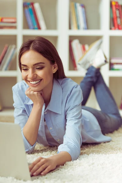 Ragazza a casa — Foto Stock