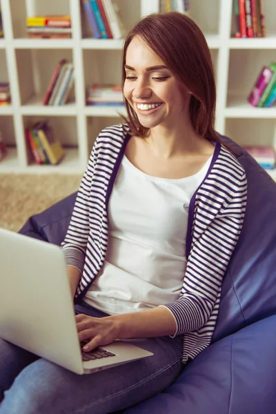 Ragazza a casa — Foto Stock