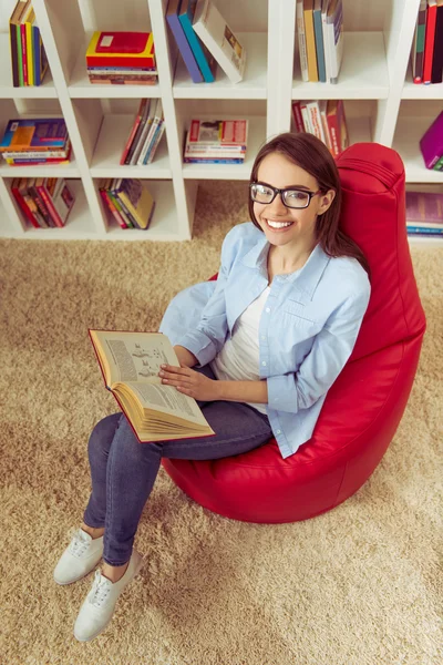 Menina lendo em casa — Fotografia de Stock