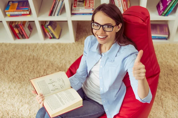 Fille lecture à la maison — Photo