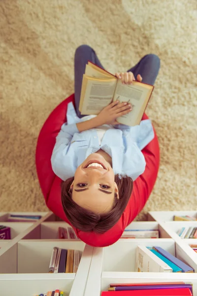 Fille lecture à la maison — Photo