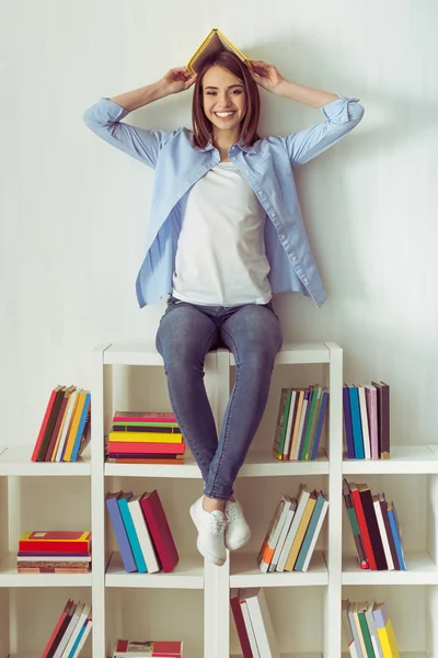 Ragazza con libri — Foto Stock