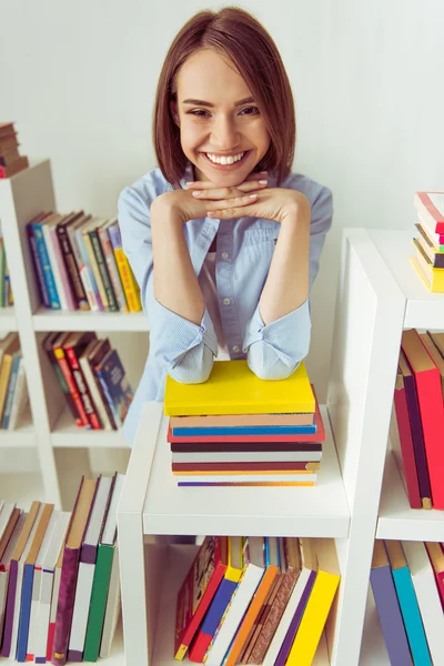 Flicka med böcker — Stockfoto