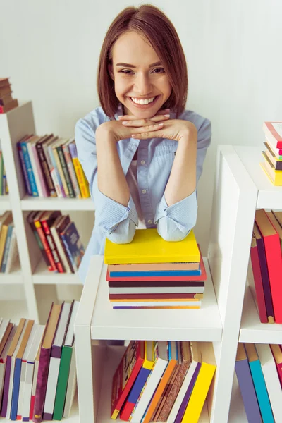 Ragazza con libri — Foto Stock