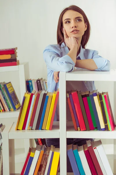 Ragazza con libri — Foto Stock