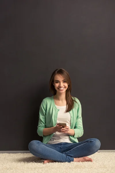 Menina com gadget — Fotografia de Stock