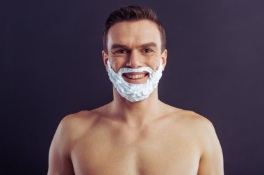 Yakışıklı genç adam.