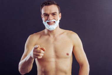 Yakışıklı genç adam.