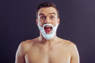 Yakışıklı genç adam.