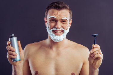 Yakışıklı genç adam.