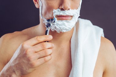 Yakışıklı genç adam.