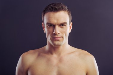 Yakışıklı genç adam.