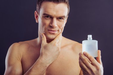 Yakışıklı genç adam.