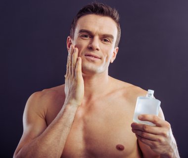 Yakışıklı genç adam.