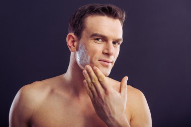 Yakışıklı genç adam.