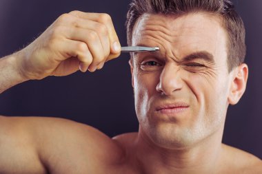 Yakışıklı genç adam.