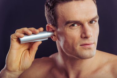 Yakışıklı genç adam.