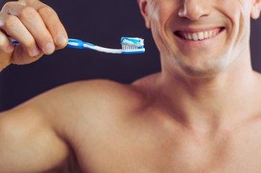 Yakışıklı genç adam.