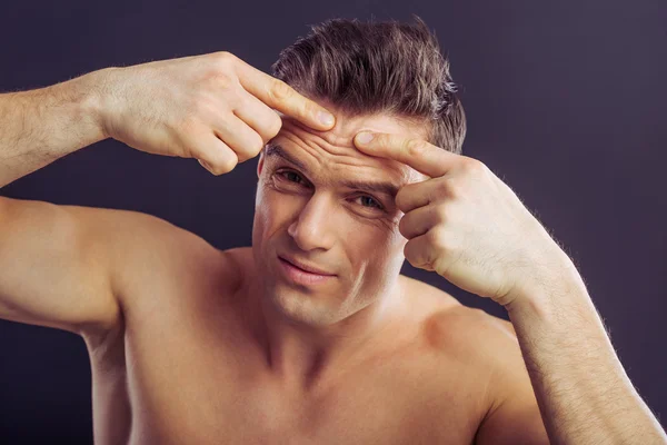 Schöner junger Mann — Stockfoto