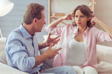 Evde kavga eden bir çift.