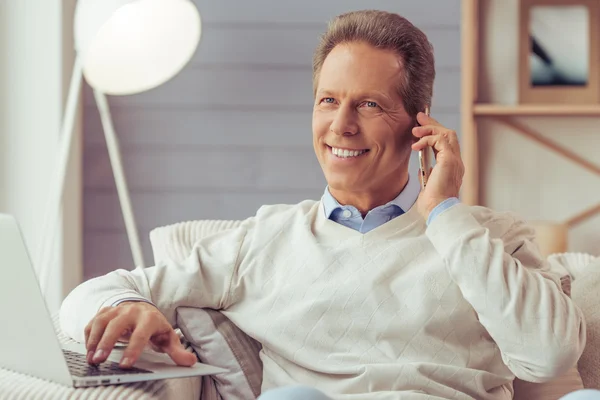 Hombre de mediana edad trabajando — Foto de Stock